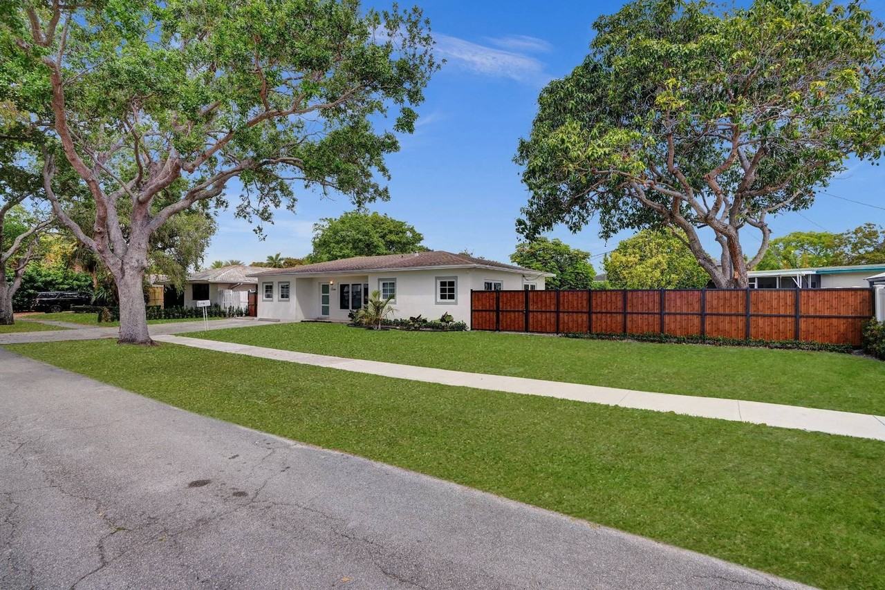 2125 Alamanda Drive - Photo 2 of 36