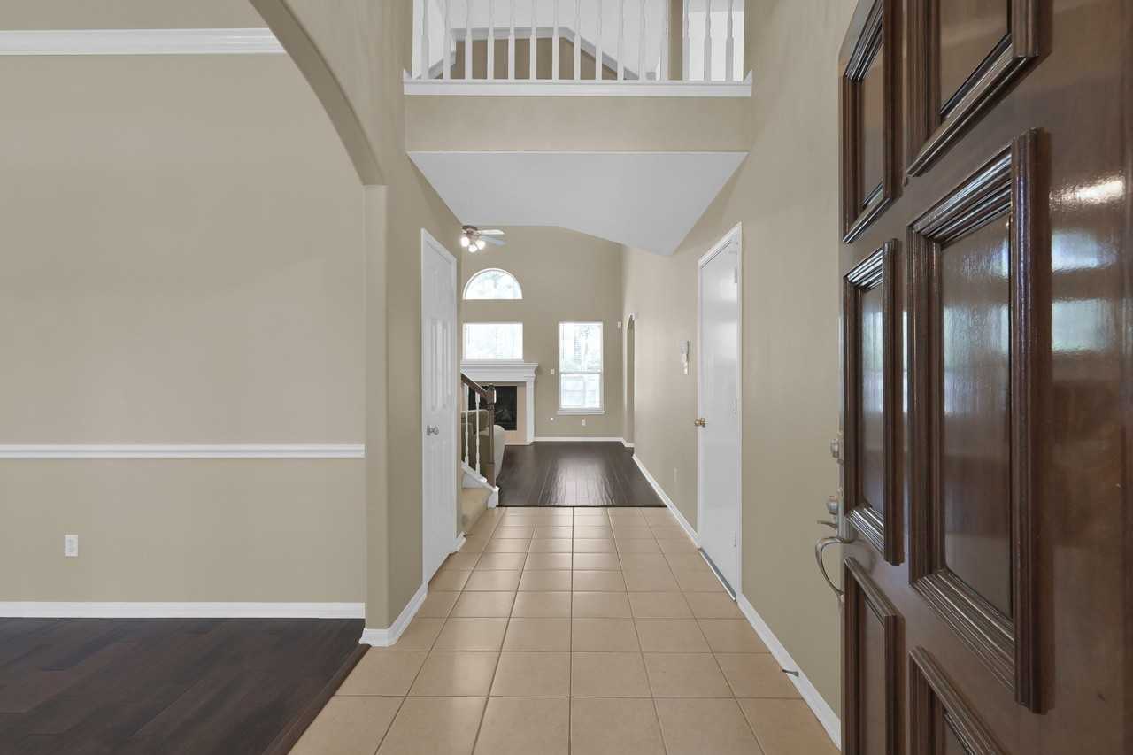 114 E Whistlers Bend Cir - Photo 3 of 30