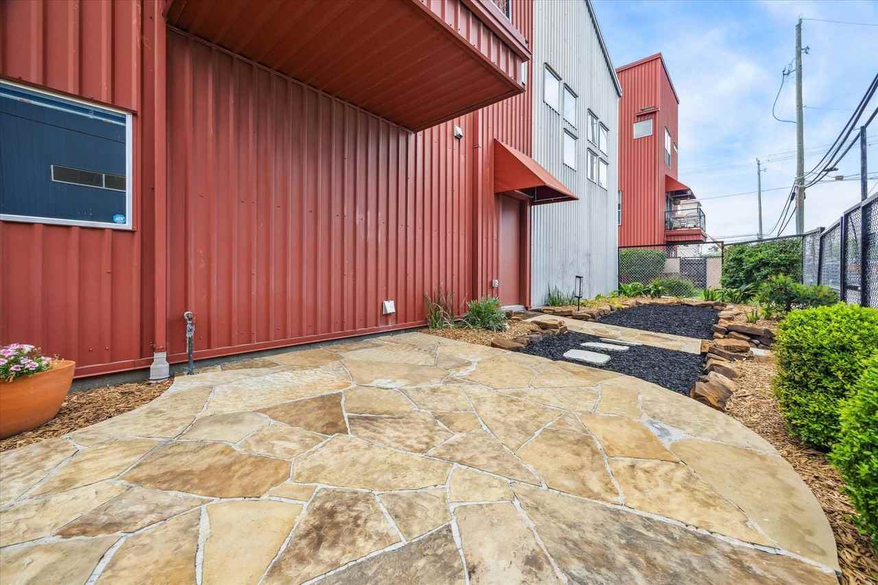 902 Robin St - Photo 3 of 28