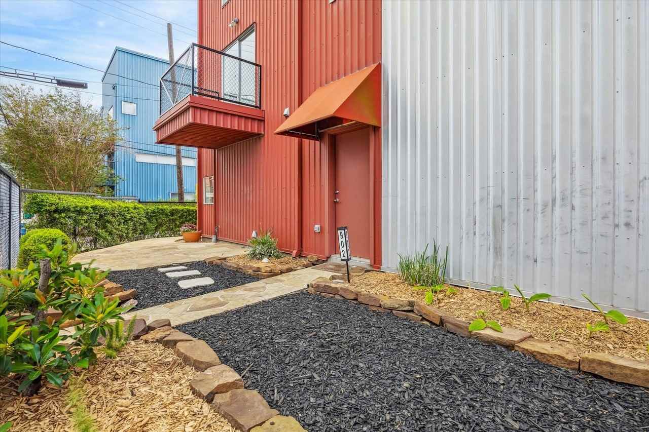 902 Robin St - Photo 4 of 28