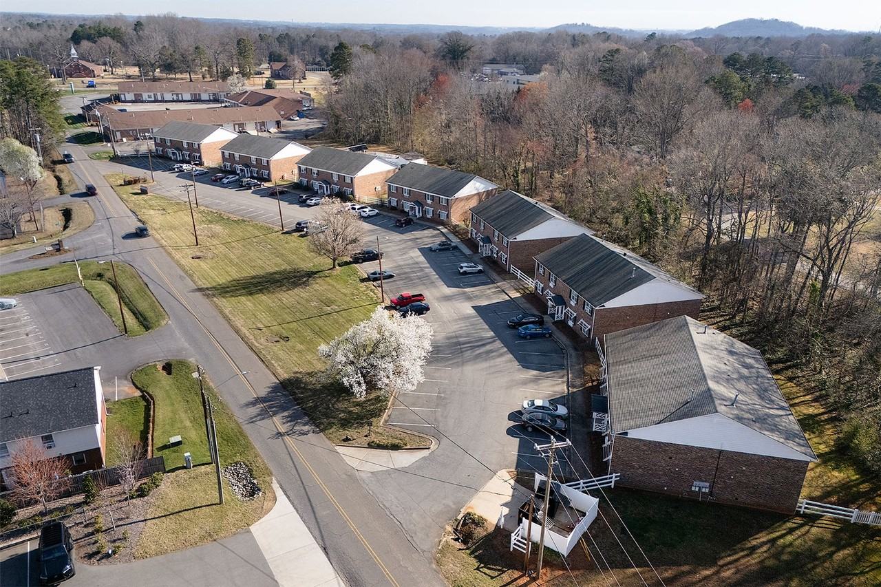 Pickwyck Condominiums - Photo 7 of 14