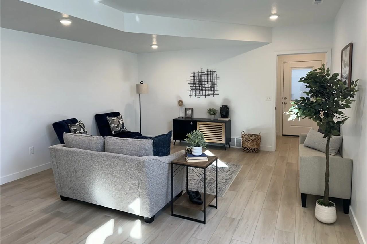 1005 S 950 W - Photo 2 of 14