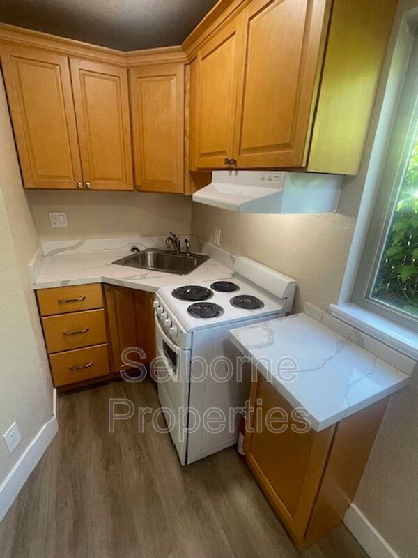 524 41st St #D - Photo 2 of 10