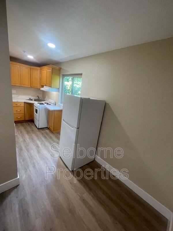524 41st St #D - Photo 3 of 10