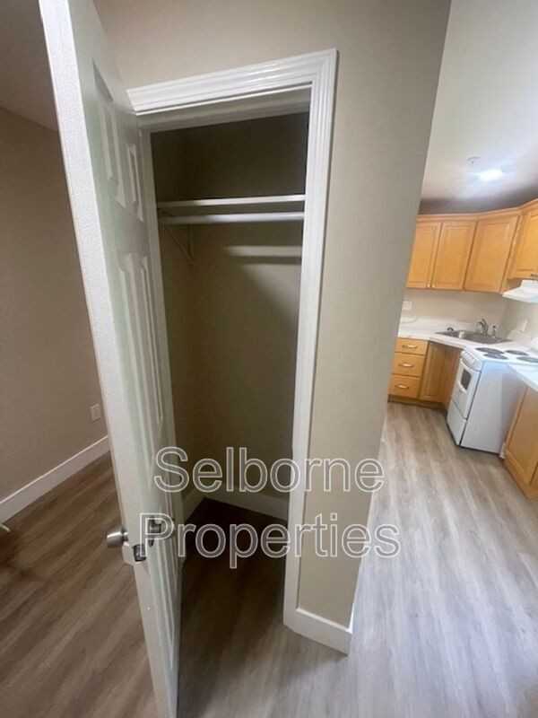 524 41st St #D - Photo 4 of 10
