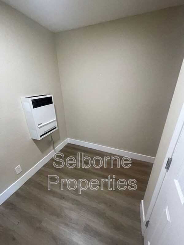524 41st St #D - Photo 5 of 10