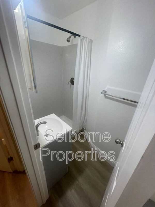 524 41st St #D - Photo 6 of 10
