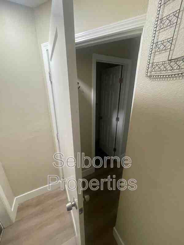 524 41st St #D - Photo 7 of 10