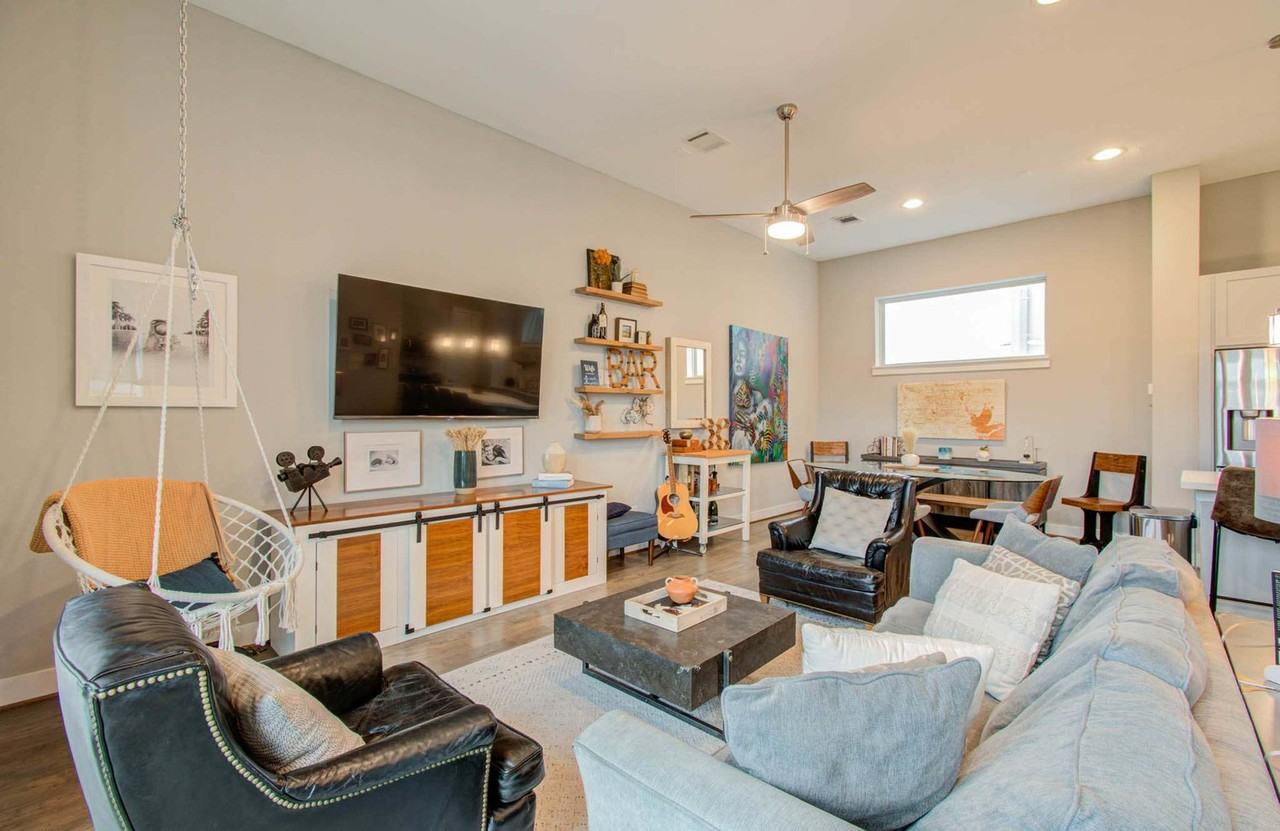 2018 Crockett St #1029793P - Photo 4 of 43