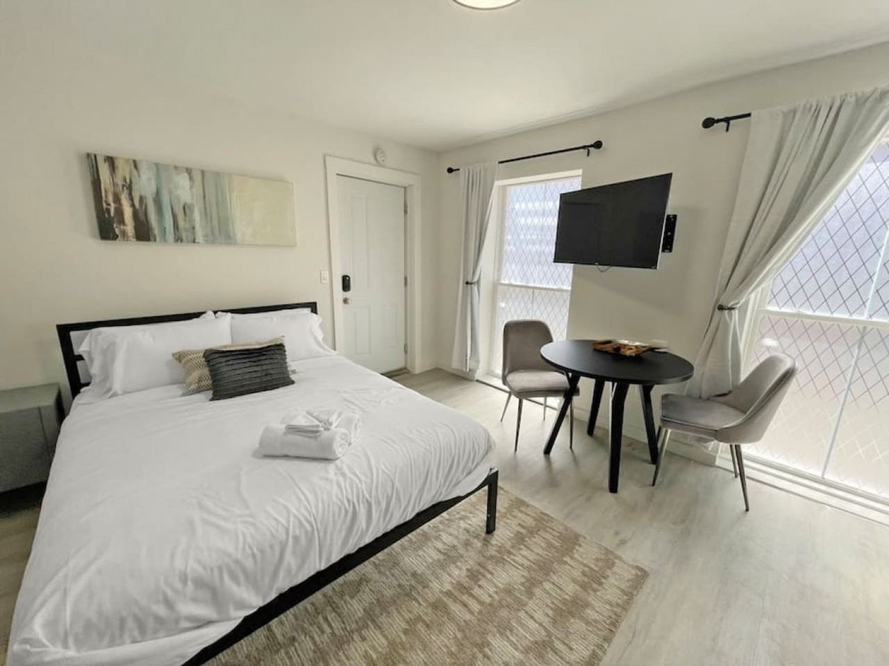 215 E Liberty St #1056064P - Photo 6 of 11