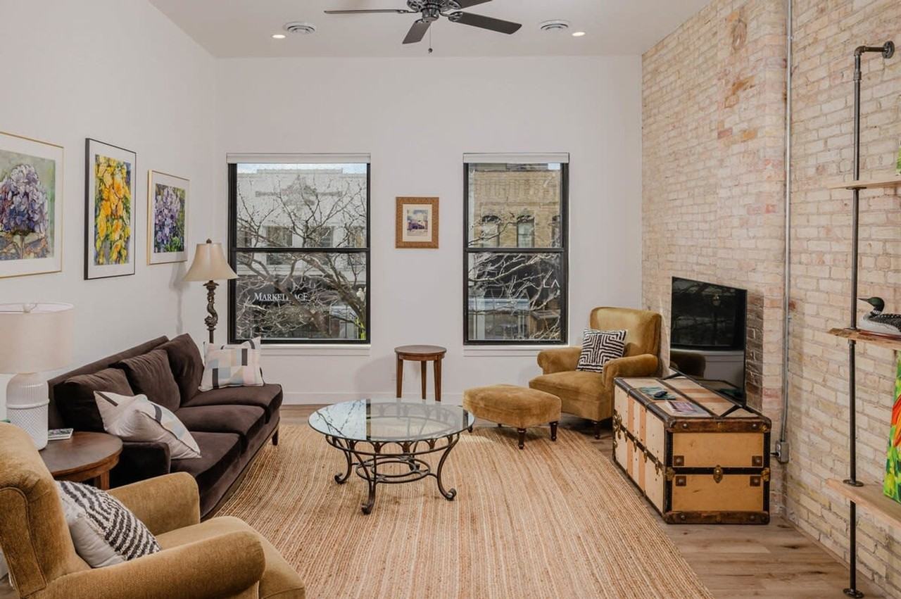 127 W Wisconsin Ave #1061653P - Photo 2 of 11