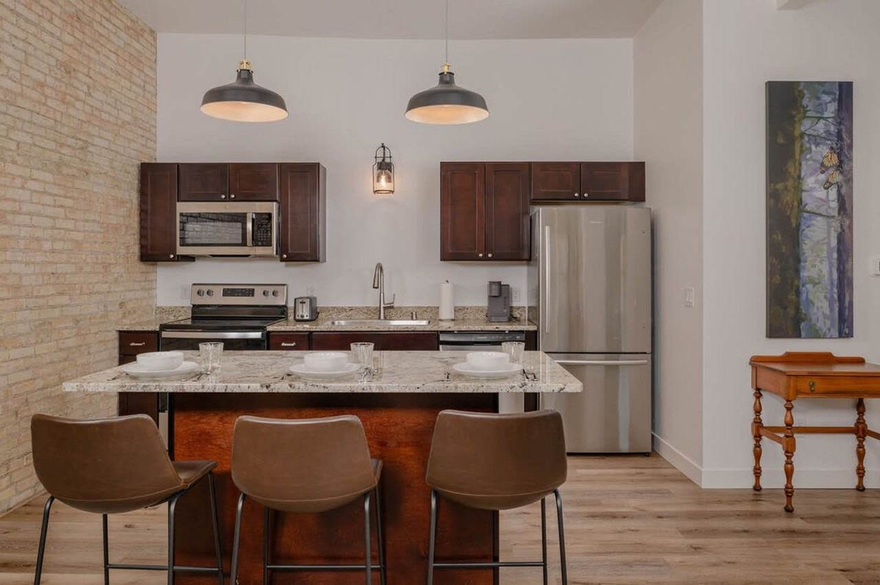 127 W Wisconsin Ave #1061653P - Photo 3 of 11