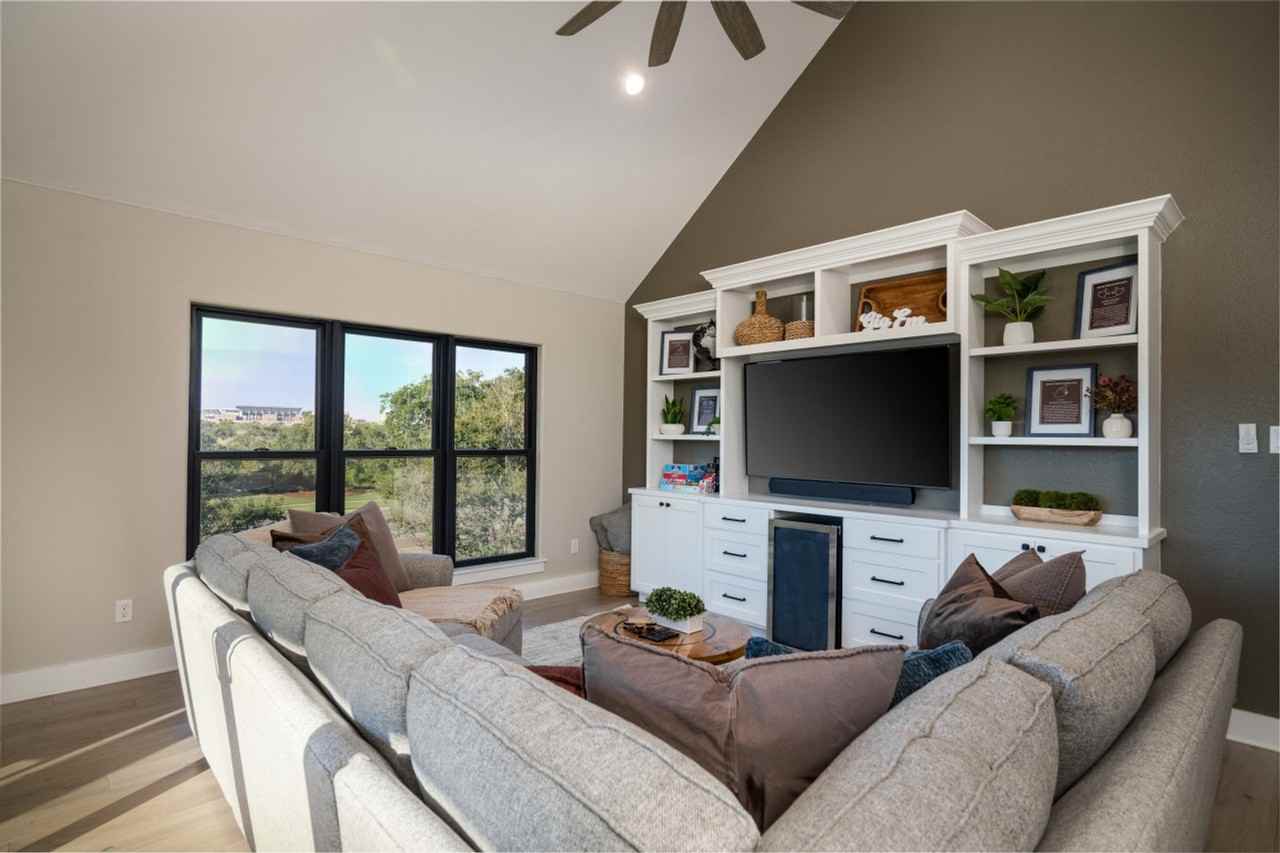 100 Moss St #1071606P - Photo 4 of 37