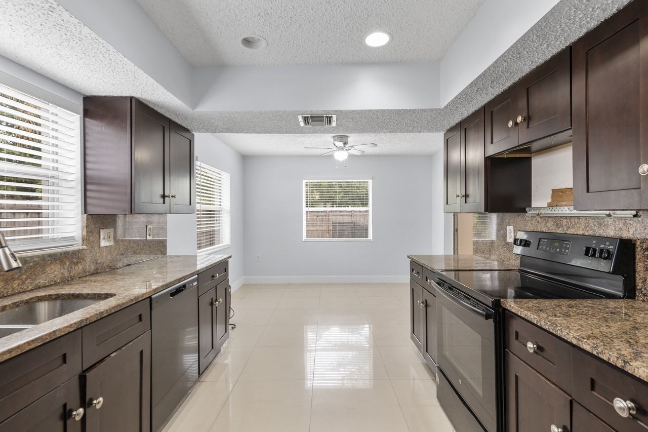 842 Southwest 68th Avenue - Photo 4 of 28