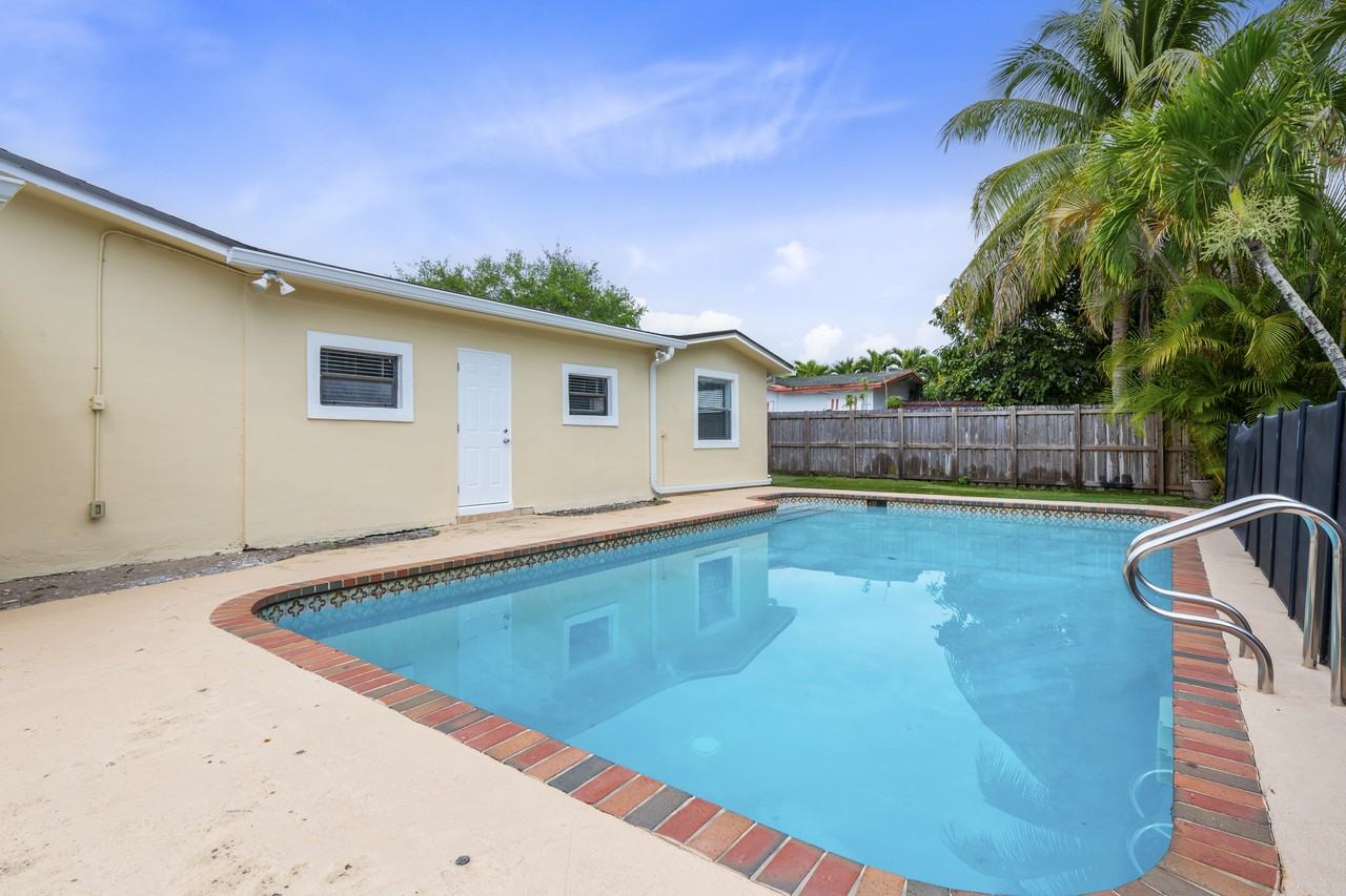 842 Southwest 68th Avenue - Photo 2 of 28