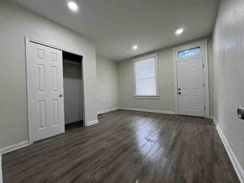 524 S Macon St - Photo 4 of 10