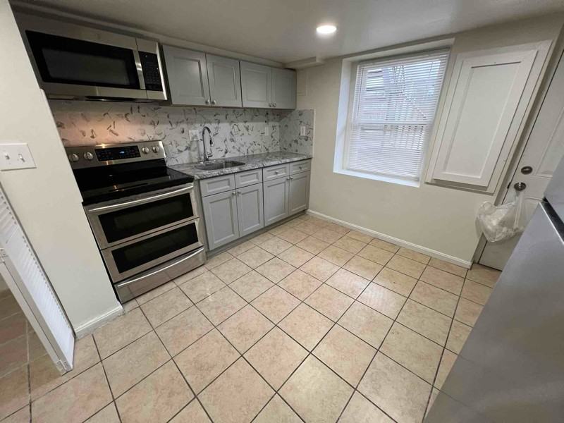 524 S Macon St - Photo 7 of 10