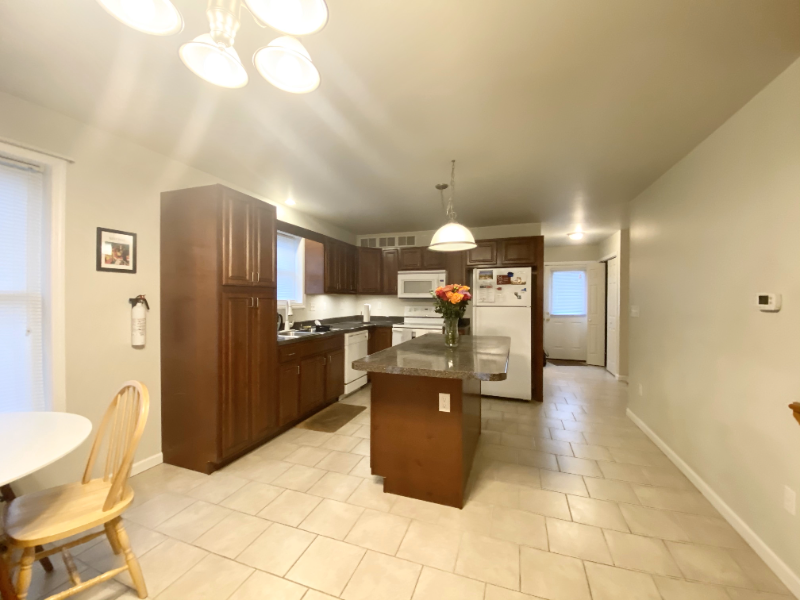 958 Ash St - Photo 3 of 4