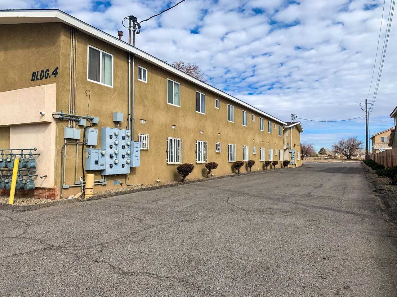 Phoenix Apartments: Rises Above the Rest! - Photo 5 of 34