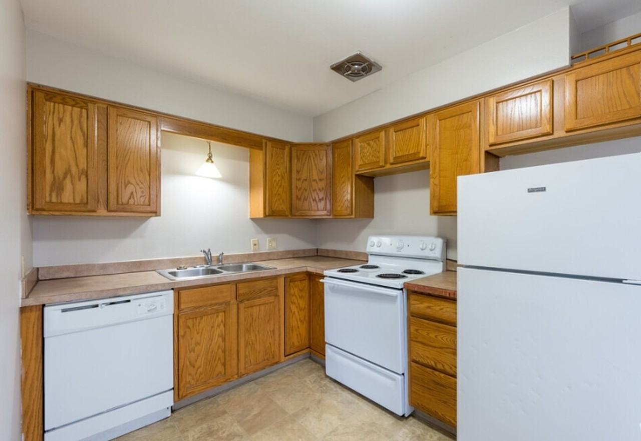 Brentwood Apartments (460 Silver LLC) - Photo 2 of 29