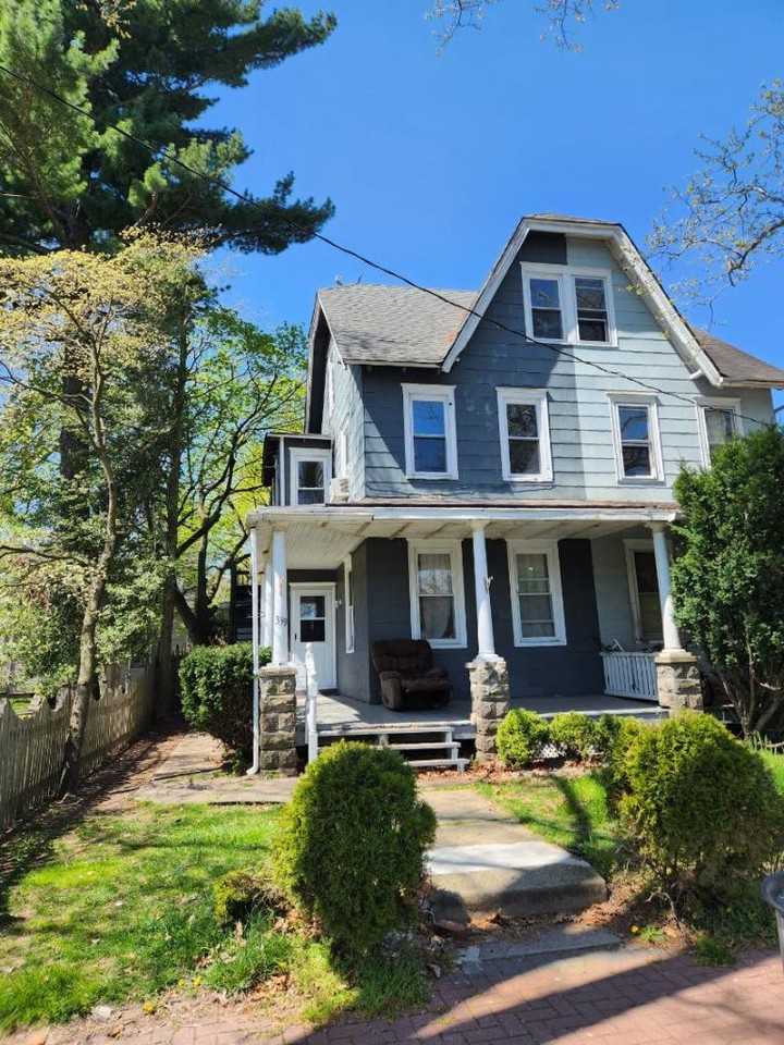 339 Willow St #B - Photo 3 of 10