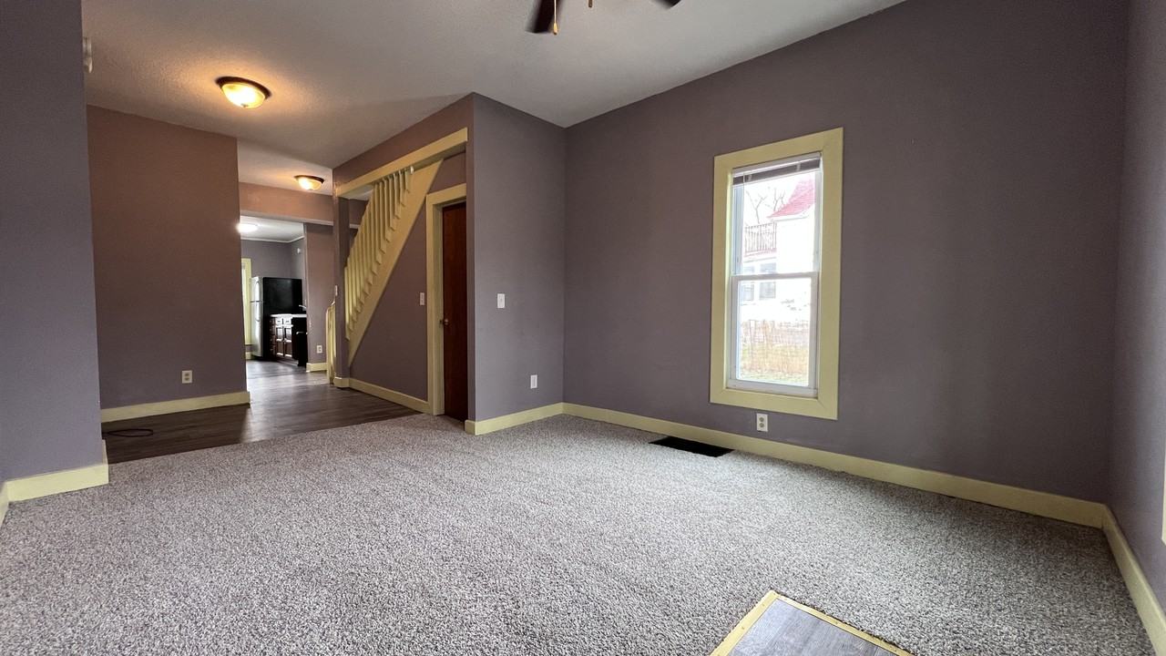 133 10th St Sw #2 - Photo 3 of 15