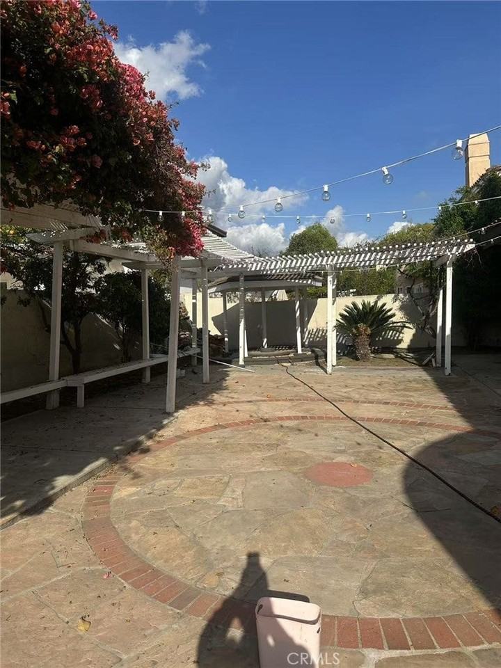 923 Derek Dr - Photo 2 of 14