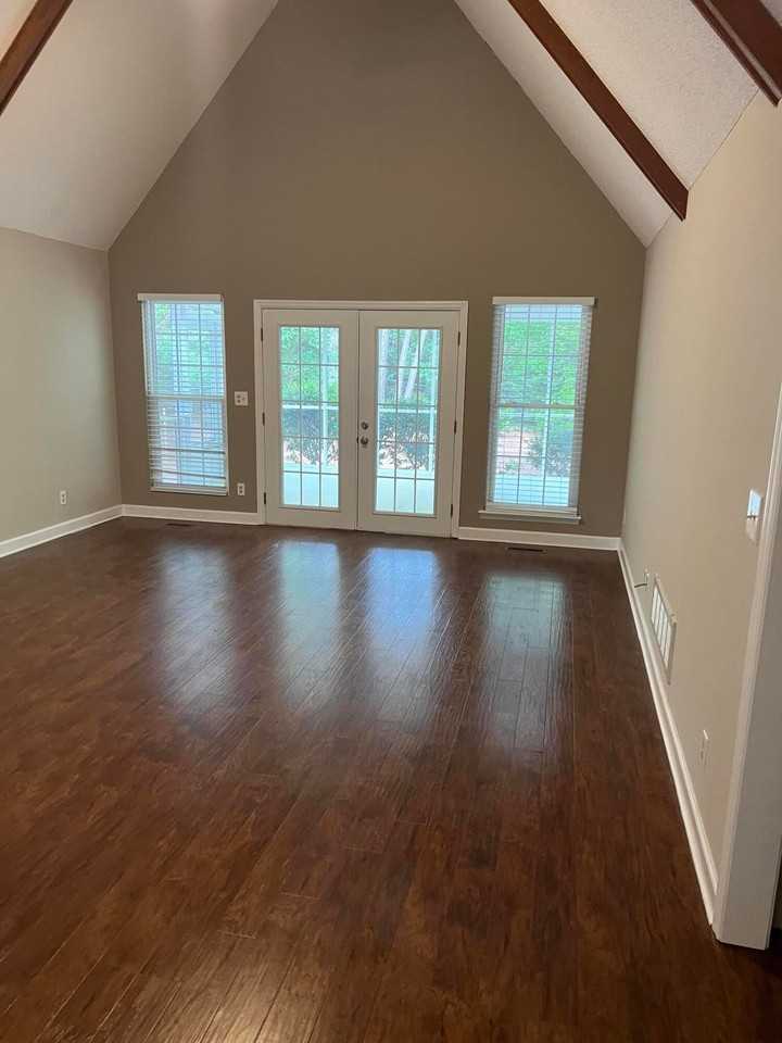 470 Greenwich Dr - Photo 2 of 17