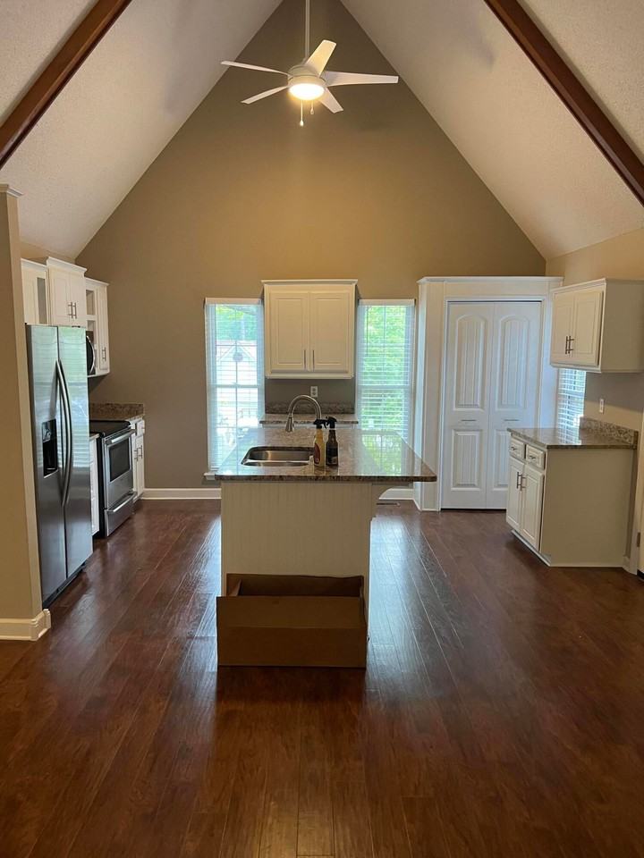 470 Greenwich Dr - Photo 3 of 17