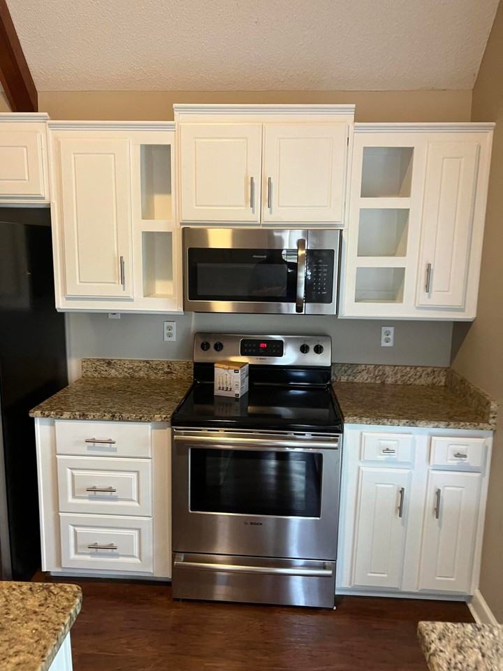 470 Greenwich Dr - Photo 4 of 17