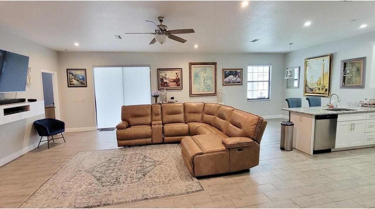 2436 Avenue D Sw - Photo 4 of 17