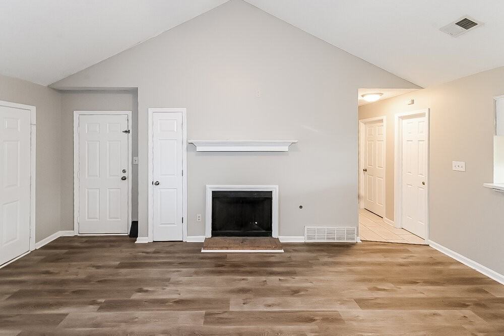 7038 Hampton Dr - Photo 4 of 16