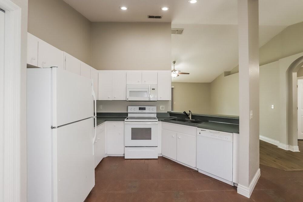 1586 Caroline Ct - Photo 7 of 16