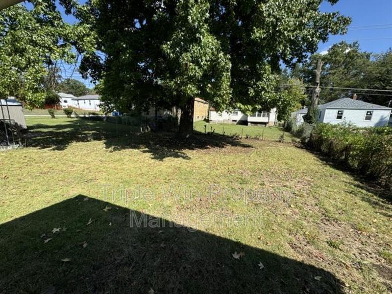 7417 Pleaseway Dr - Photo 7 of 23