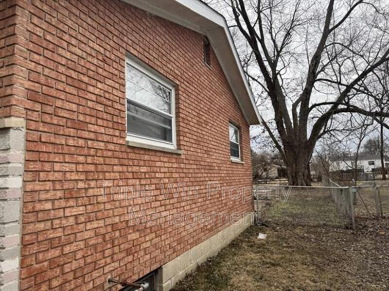 11490 Essex Ave - Photo 3 of 26