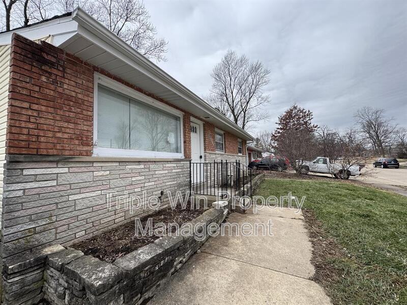 11490 Essex Ave - Photo 4 of 26