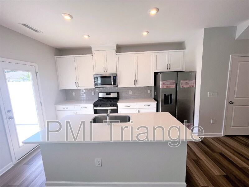 802 Oak Center Dr - Photo 4 of 26