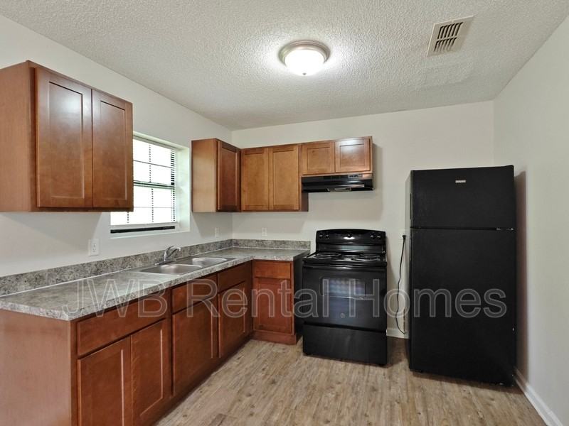 1567 Rutledge Ave - Photo 3 of 13