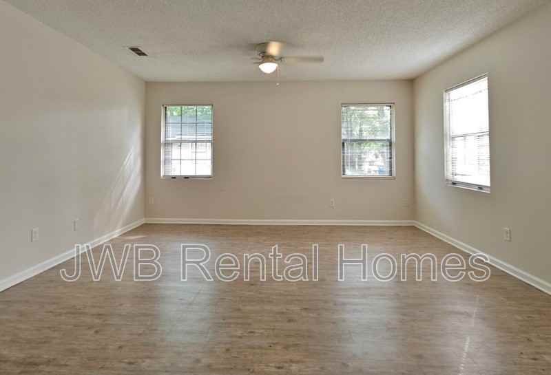 1567 Rutledge Ave - Photo 5 of 13