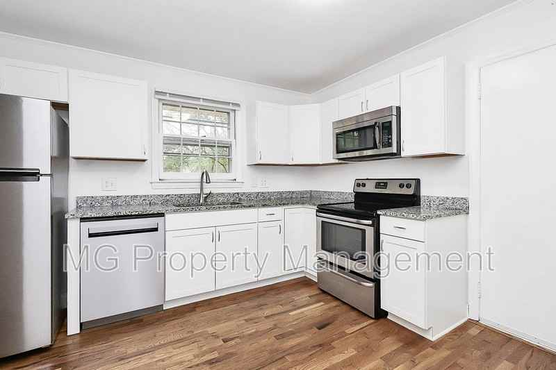 5039 Baylor Dr - Photo 3 of 20