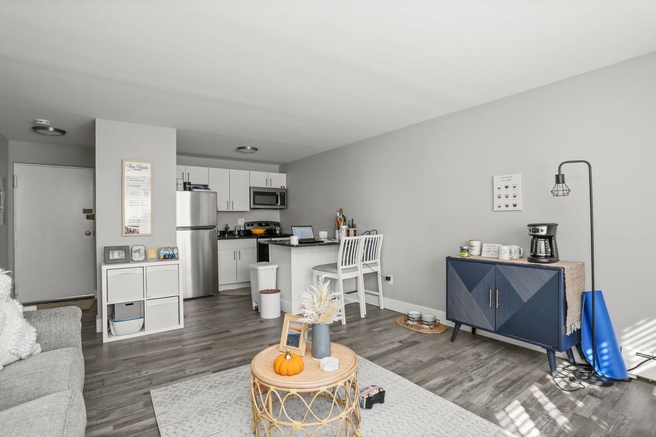 Renovated and Spacious 1BR apartment in Avon Apartments! - Photo 2 of 12