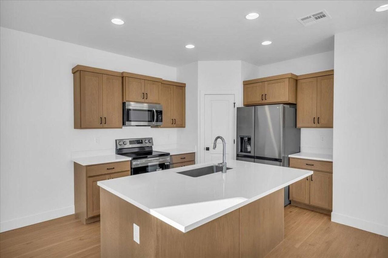 464 E Heritage Place Dr - Photo 2 of 13