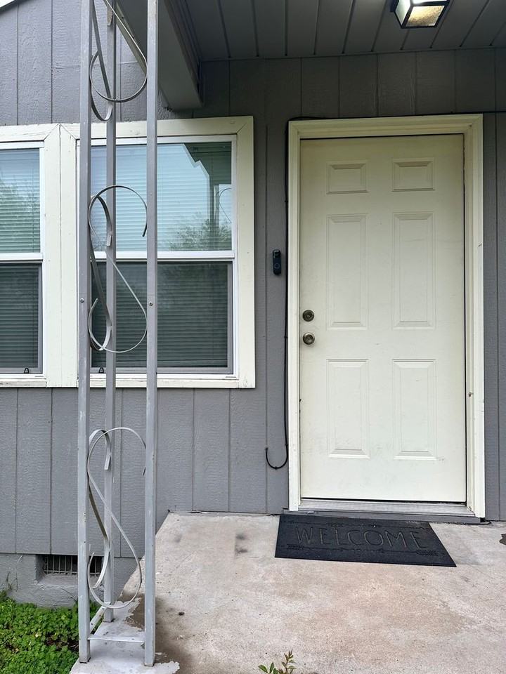 1713 Nw Irwin Ave - Photo 2 of 26