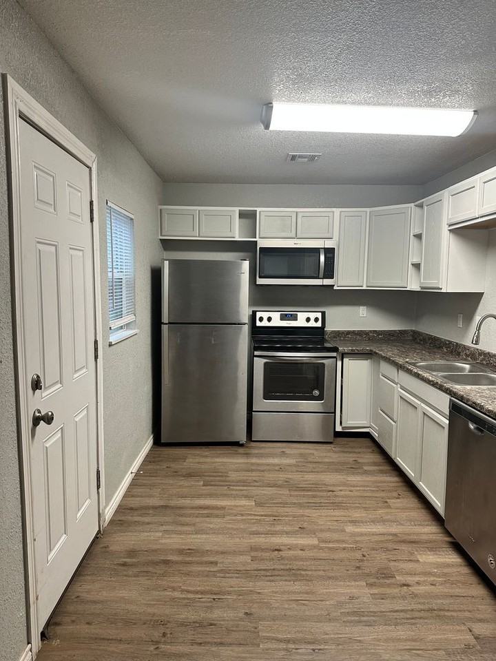 1713 Nw Irwin Ave - Photo 5 of 26