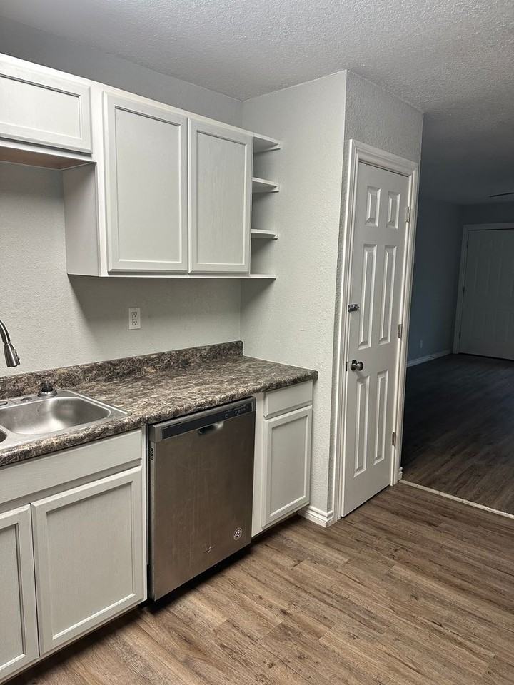 1713 Nw Irwin Ave - Photo 6 of 26