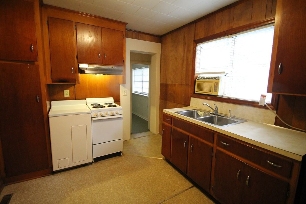 556 1/2 Flint St - Photo 2 of 8