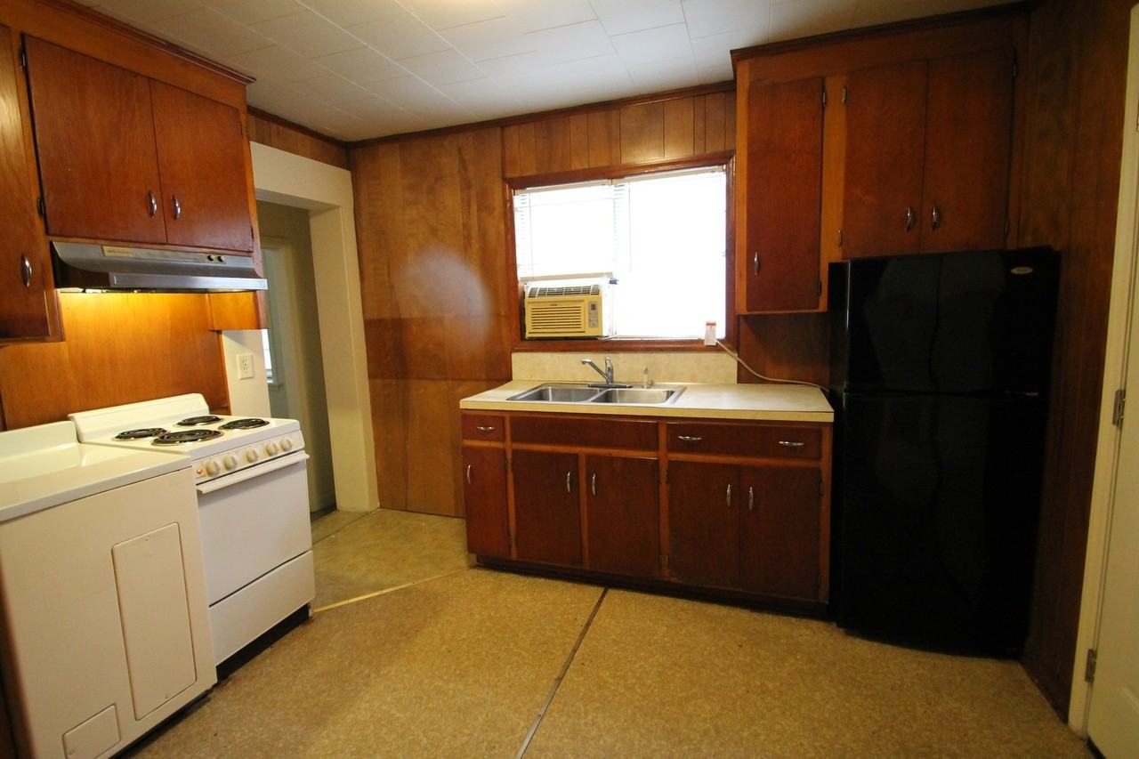 556 1/2 Flint St - Photo 3 of 8