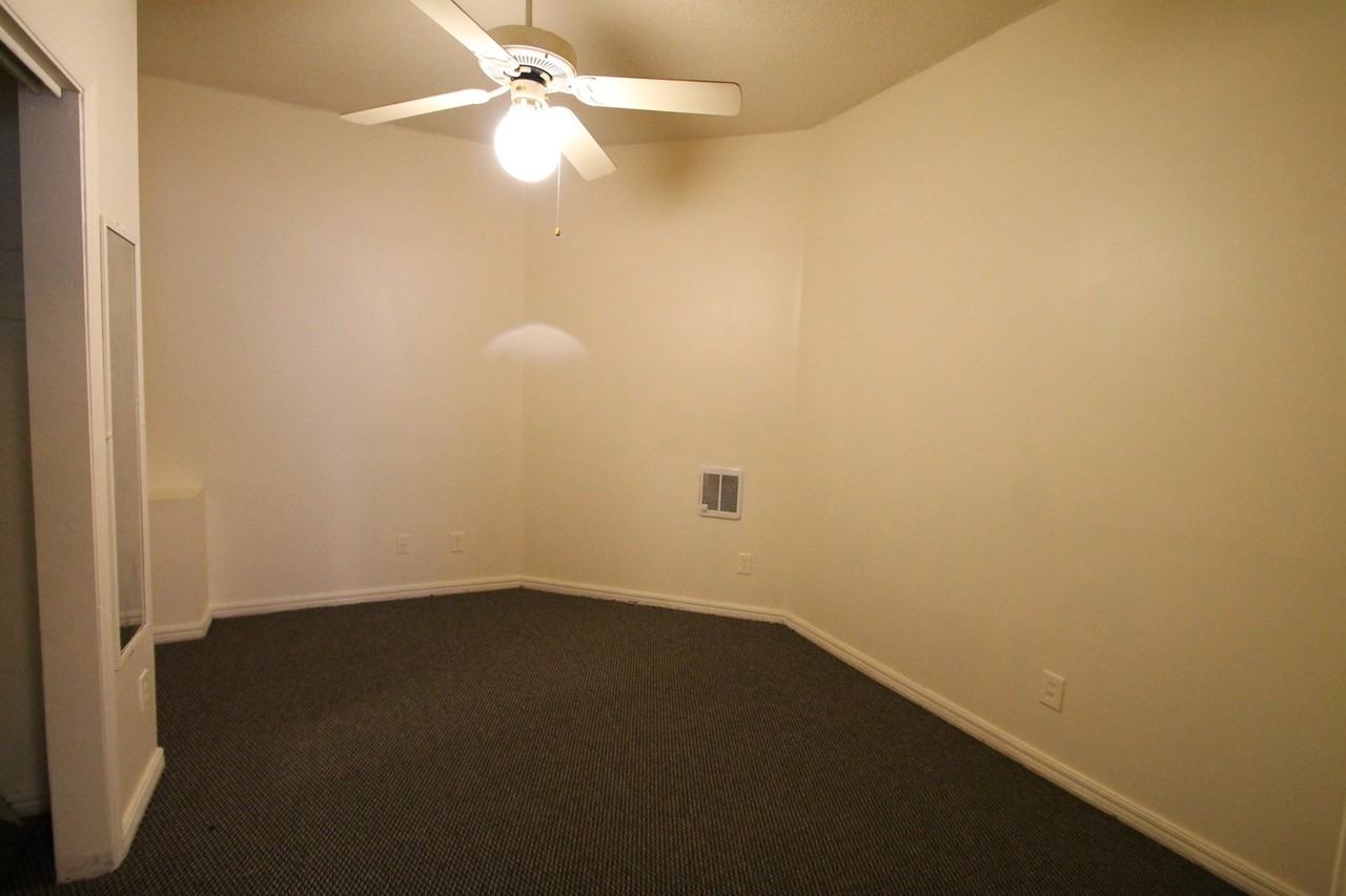 556 1/2 Flint St - Photo 5 of 8