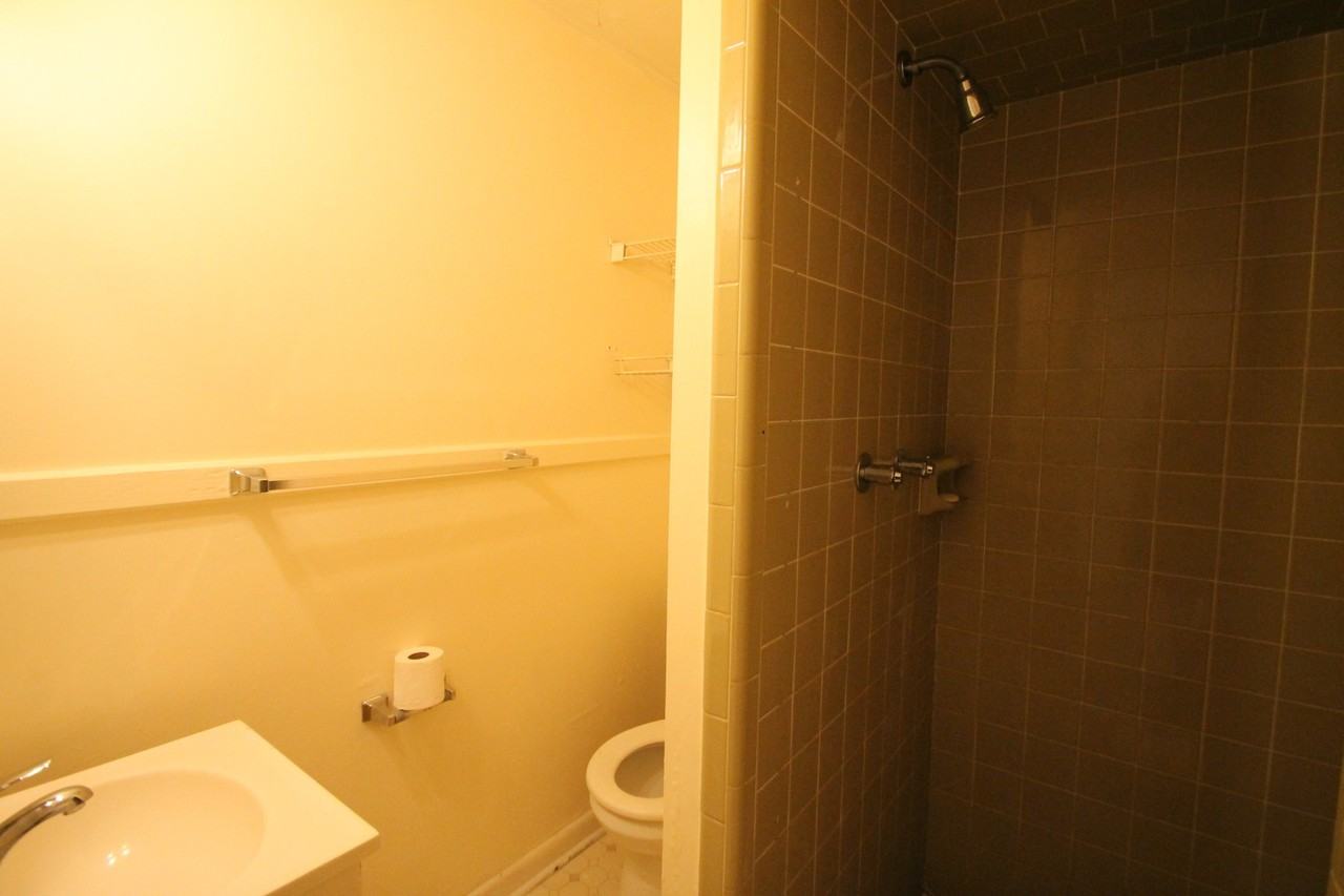 556 1/2 Flint St - Photo 7 of 8