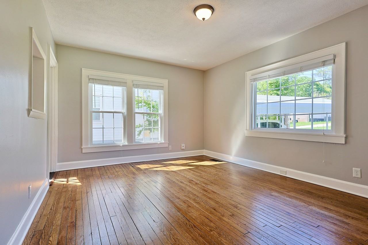 916 Hall St - Photo 4 of 21